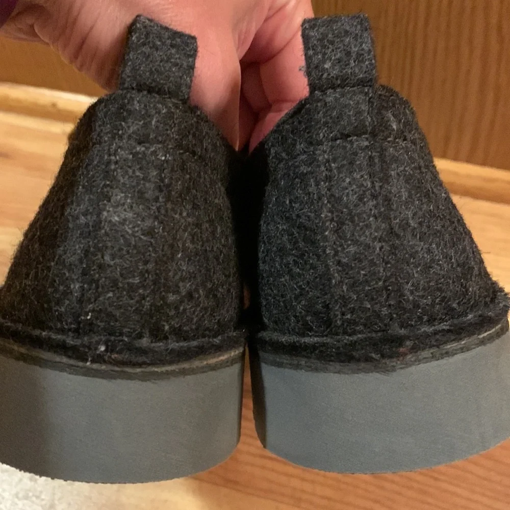 Boston SPAIN size 8 / 39 felt wool leather cushioned insole sneakers barely worn